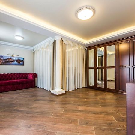 Шикарная Квартира Возле Костёла В Центре كييف المظهر الخارجي الصورة