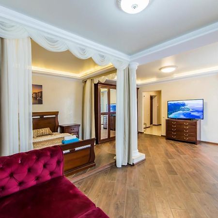 Шикарная Квартира Возле Костёла В Центре كييف المظهر الخارجي الصورة