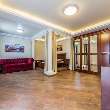 Шикарная Квартира Возле Костёла В Центре كييف المظهر الخارجي الصورة